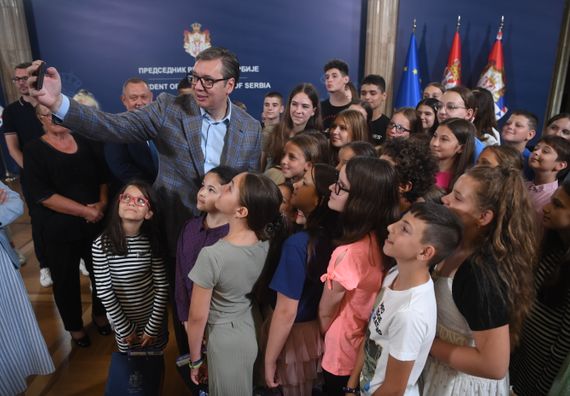 Председник Вучић са децом из региона