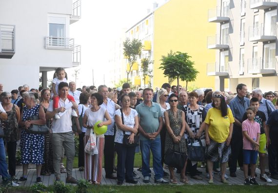 Predsednik Vučić prisustvovao ceremoniji svečanog uručenja ključeva novoizgrađenih stanova za izbegla lica iz BiH i Republike Hrvatske