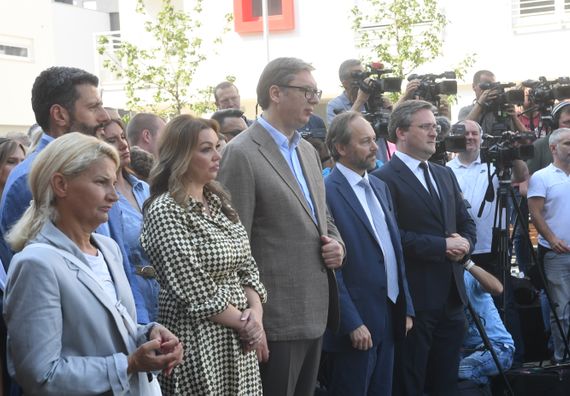 Predsednik Vučić prisustvovao ceremoniji svečanog uručenja ključeva novoizgrađenih stanova za izbegla lica iz BiH i Republike Hrvatske