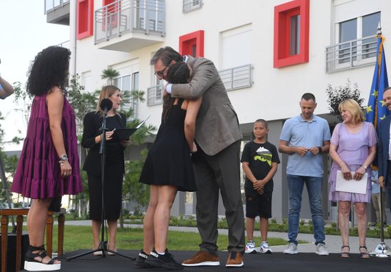 Председник Вучић присуствовао церемонији свечаног уручења кључева новоизграђених станова за избегла лица из БиХ и Републике Хрватске