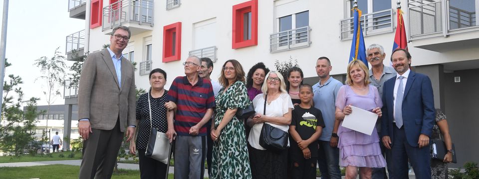 Predsednik Vučić prisustvovao ceremoniji svečanog uručenja ključeva novoizgrađenih stanova za izbegla lica iz BiH i Republike Hrvatske