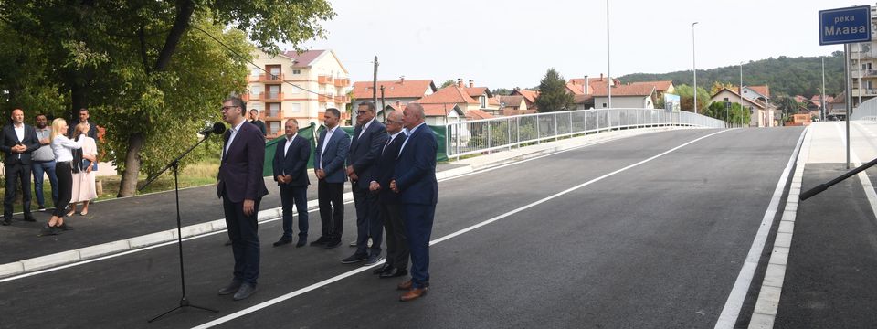 Predsednik Vučić obišao završne radove na mostu preko Mlave