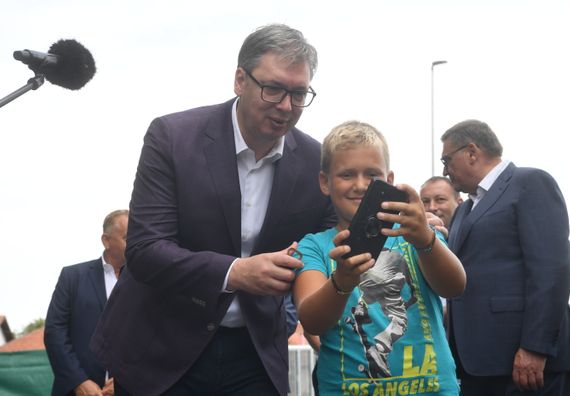 Predsednik Vučić obišao završne radove na mostu preko Mlave