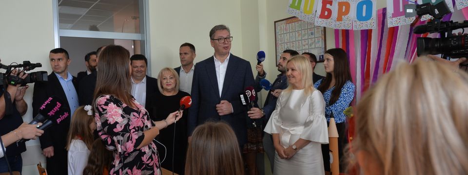 Председник Вучић обишао реновирану школу у Батајници