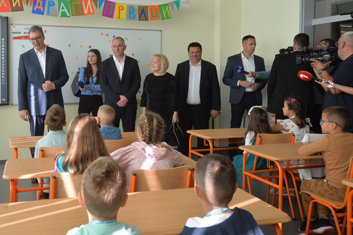 Председник Вучић обишао реновирану школу у Батајници