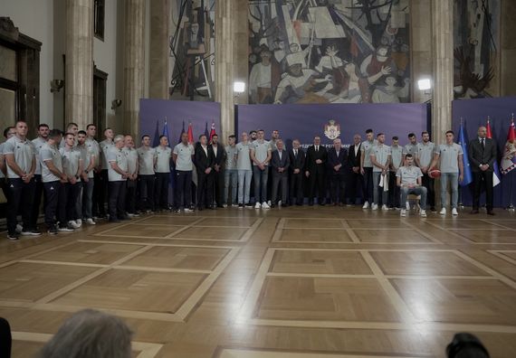 Predsednik Vučić primio mušku košarkašku reprezentaciju Srbije