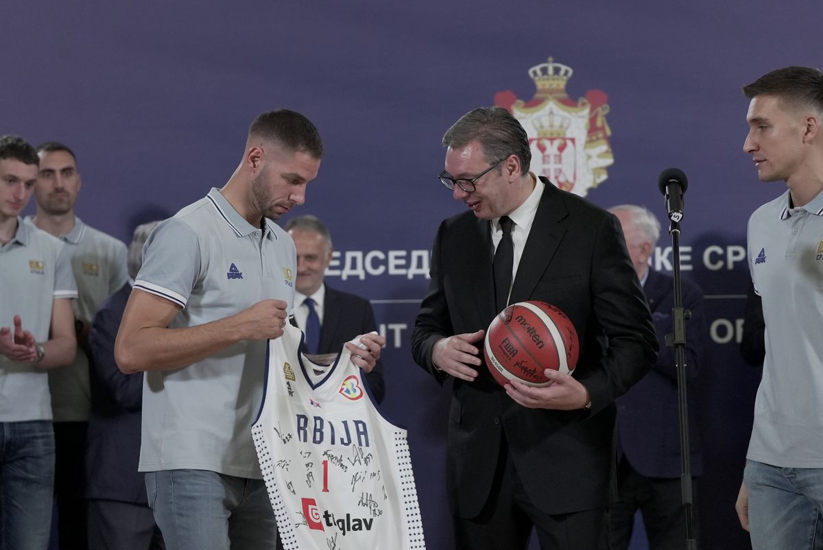 Председник Вучић примио мушку кошаркашку репрезентацију Србије Председник Вучић примио мушку кошаркашку репрезентацију Србије