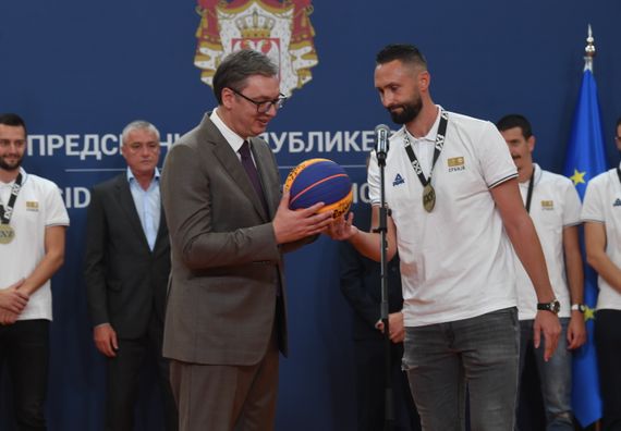 Predsednik Vučić primio mušku reprezentaciju Srbije u basketu 3x3