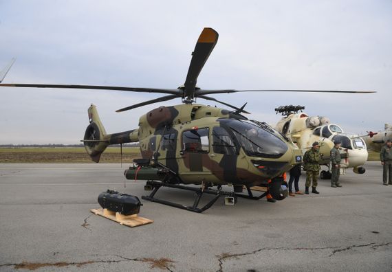 Председник Вучић обишао новонабављена средства наоружања и војне опреме за Војску Србије