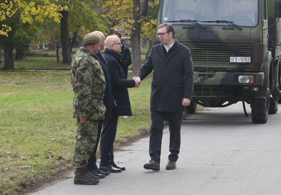 Predsednik Vučić obišao novonabavljena sredstva naoružanja i vojne opreme za Vojsku Srbije