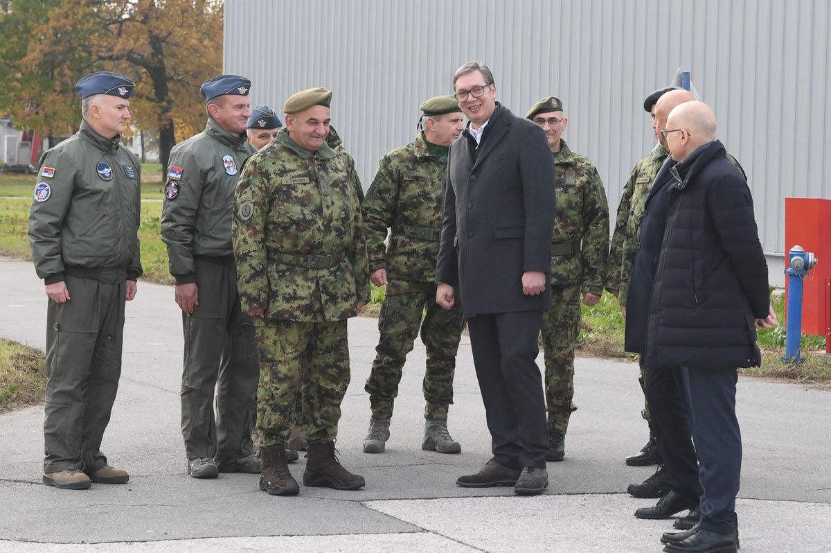 Predsednik Vučić obišao novonabavljena sredstva naoružanja i vojne opreme za Vojsku Srbije