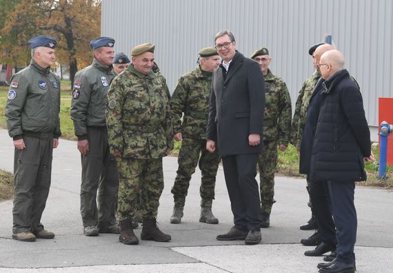 Predsednik Vučić obišao novonabavljena sredstva naoružanja i vojne opreme za Vojsku Srbije