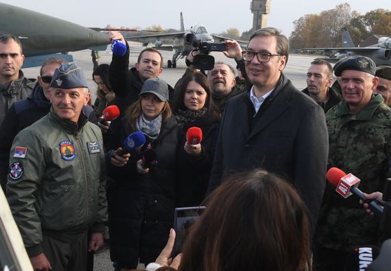 Predsednik Vučić obišao novonabavljena sredstva naoružanja i vojne opreme za Vojsku Srbije