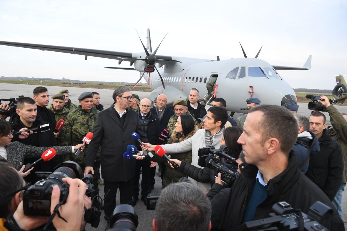 Председник Вучић обишао новонабављена средства наоружања и војне опреме за Војску Србије