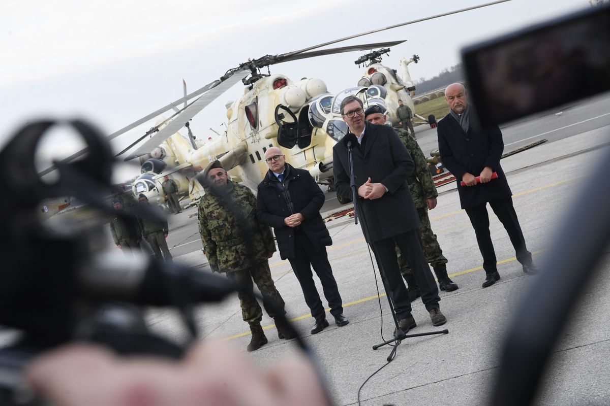 Predsednik Vučić obišao novonabavljena sredstva naoružanja i vojne opreme za Vojsku Srbije