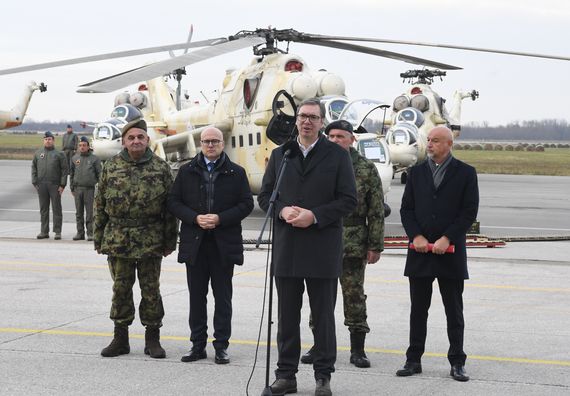Председник Вучић обишао новонабављена средства наоружања и војне опреме за Војску Србије