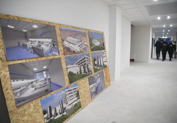 Predsednik Vučić obišao radove na drugoj fazi rekonstrukcije Zdravstvenog centra u Prokuplju