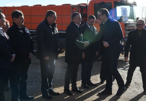Председник Вучић обишао радове на изградњи брзе саобраћајнице 