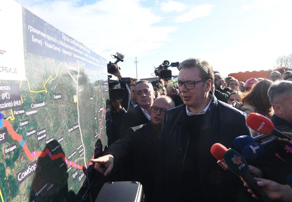 Predsednik Vučić obišao radove na izgradnji brze saobraćajnice "Osmeh Vojvodine"