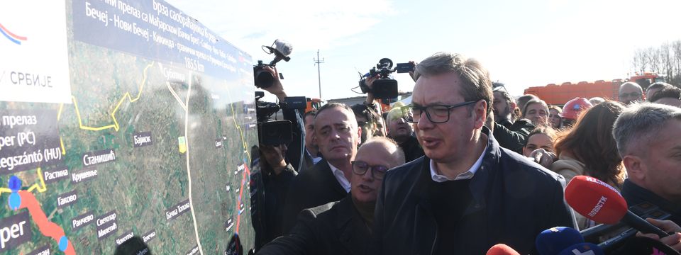 Predsednik Vučić obišao radove na izgradnji brze saobraćajnice "Osmeh Vojvodine"