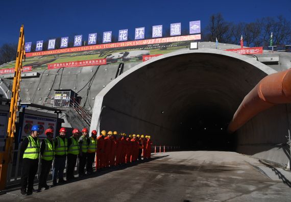 Predsednik Vučić obišao radove na izlaznom portalu tunela „Iriški venac“