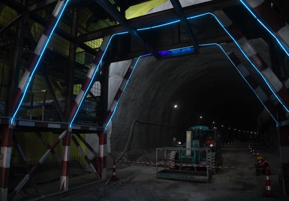 Председник Вучић обишао радове на излазном порталу тунела „Иришки венац“