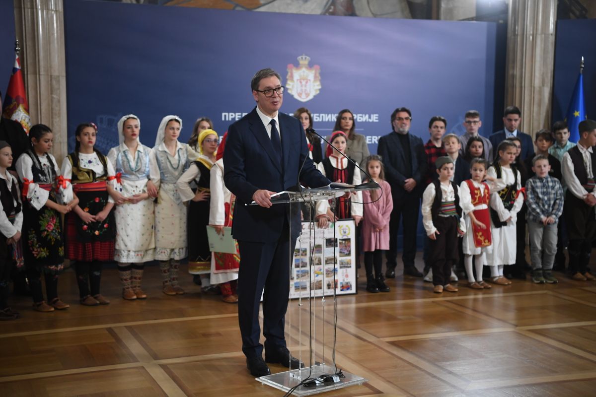 Predsednik Vučić sa decom iz Republike Severne Makedonije