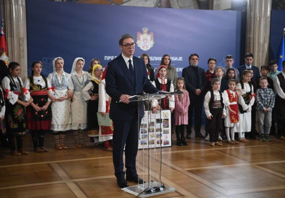 Председник Вучић са децом из Републике Северне Македоније