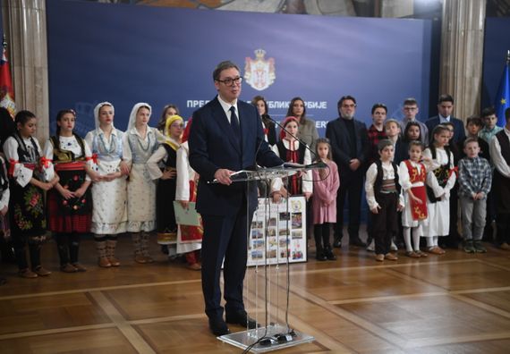 Predsednik Vučić sa decom iz Republike Severne Makedonije