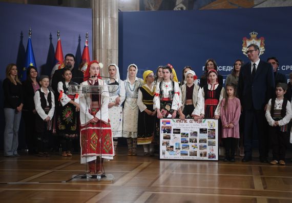 Председник Вучић са децом из Републике Северне Македоније
