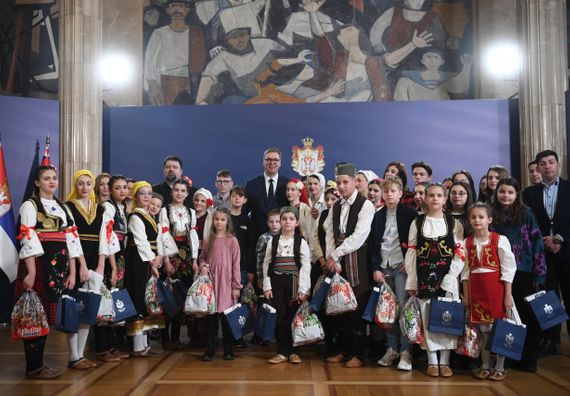Predsednik Vučić sa decom iz Republike Severne Makedonije