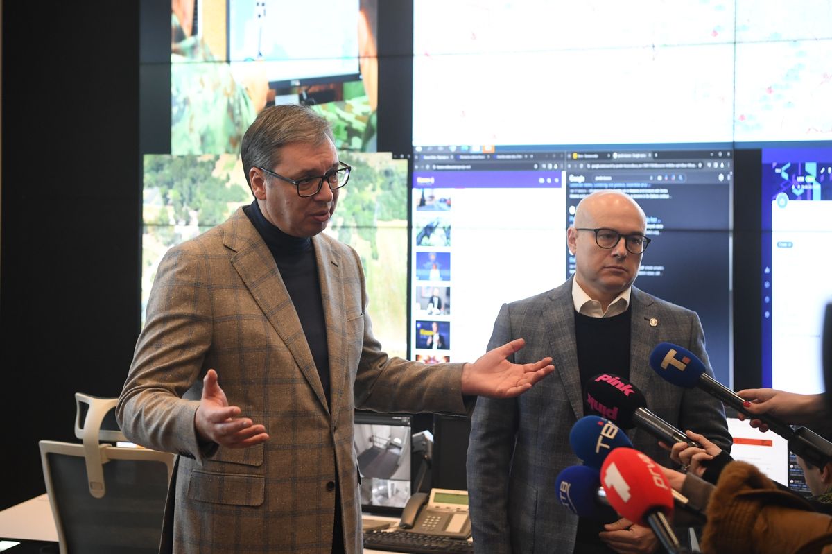 Predsednik Vučić obišao Dežurni operativni centar Vojnobezbednosne agencije