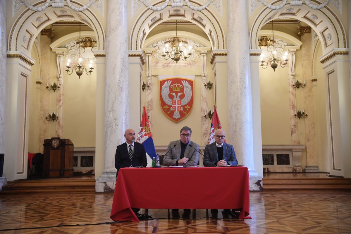 Predsednik Vučić obišao Dežurni operativni centar Vojnobezbednosne agencije