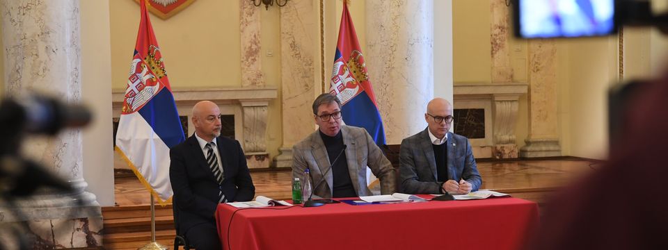 Председник Вучић обишао Дежурни оперативни центар Војнобезбедносне агенције