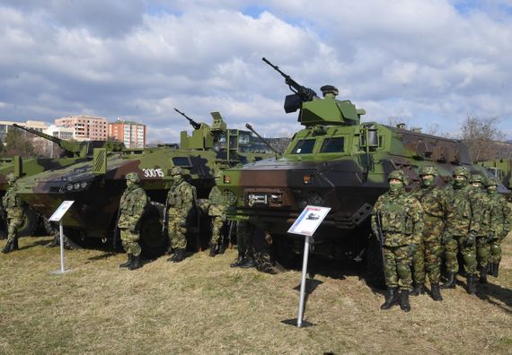 Председник Вучић присуствовао приказу наоружања и војне опреме Војске Србије