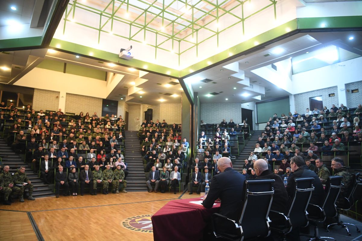 Председник Вучић обишао Војнотехнички институт