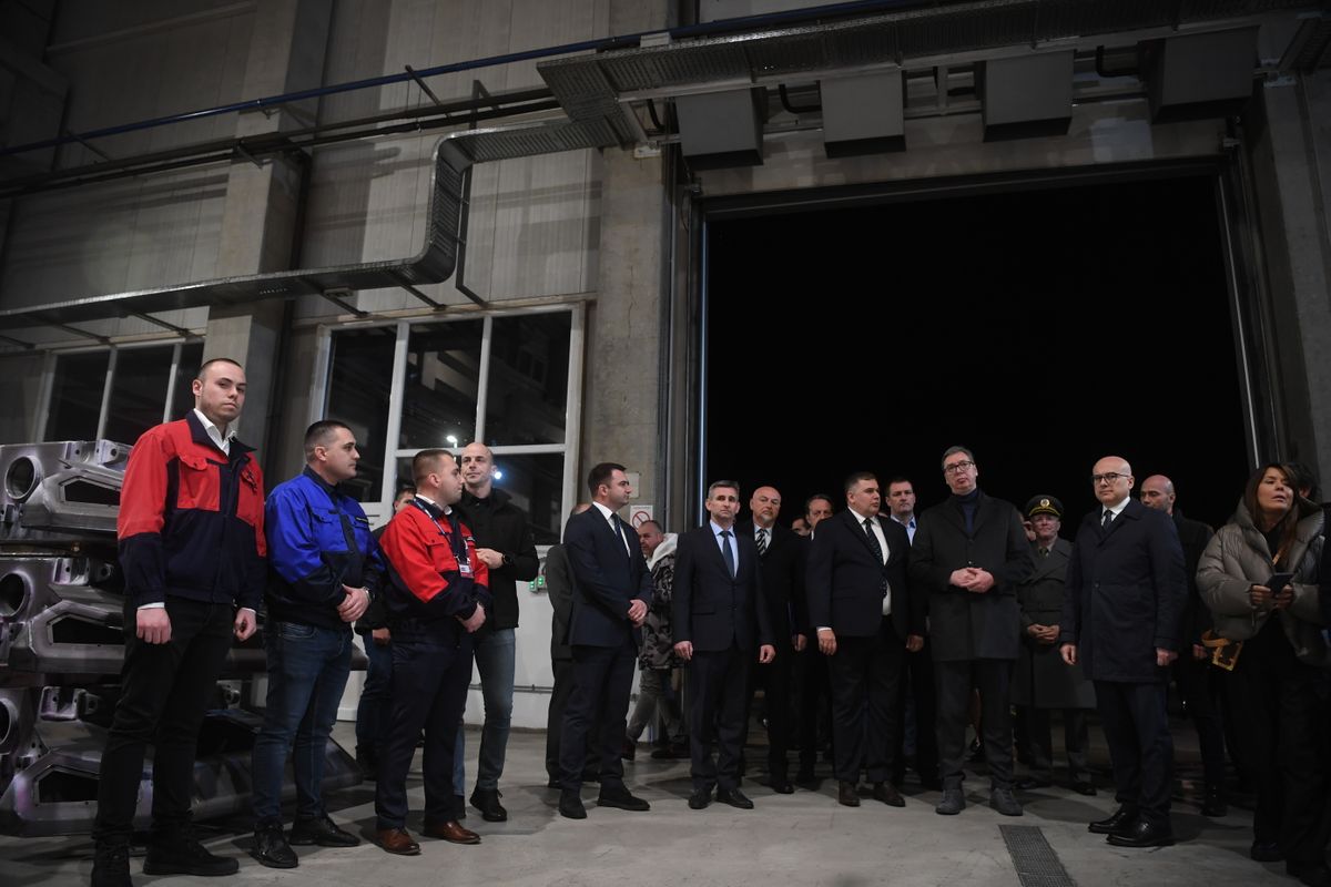 Predsednik Vučić obišao fabriku „Borbeni složeni sistemi“