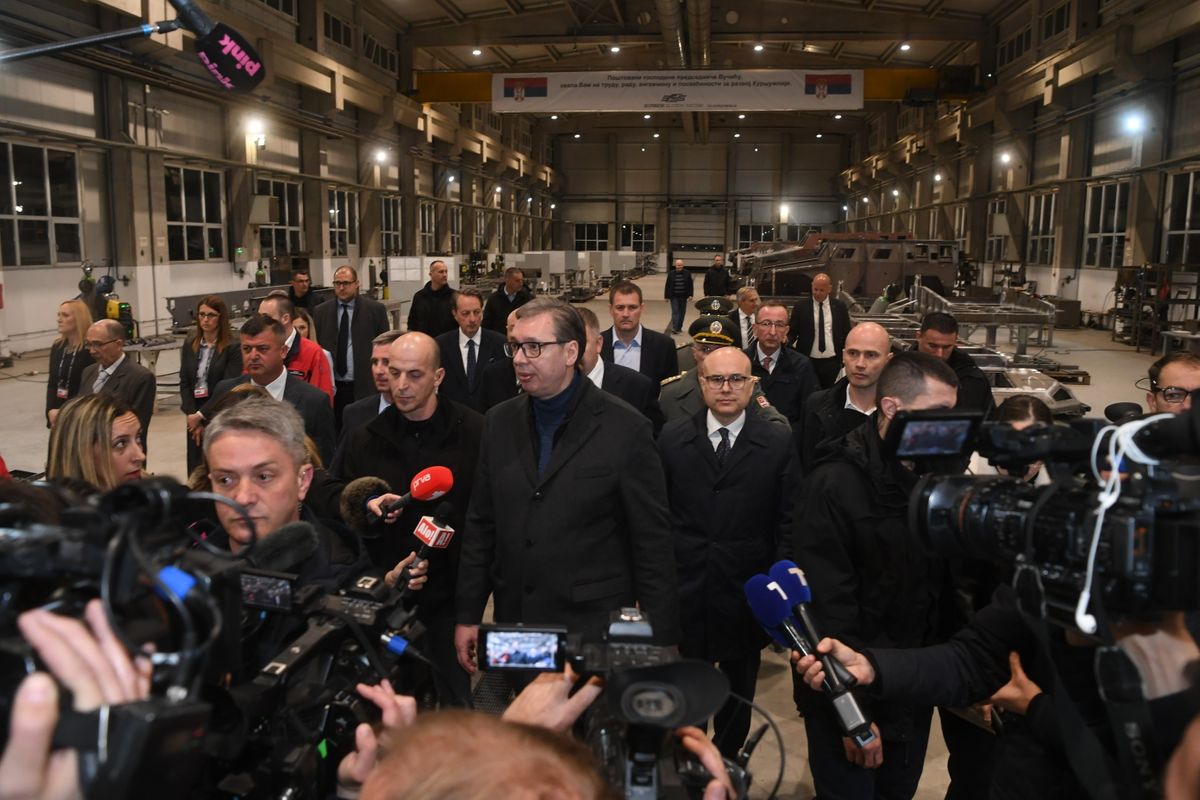 Predsednik Vučić obišao fabriku „Borbeni složeni sistemi“