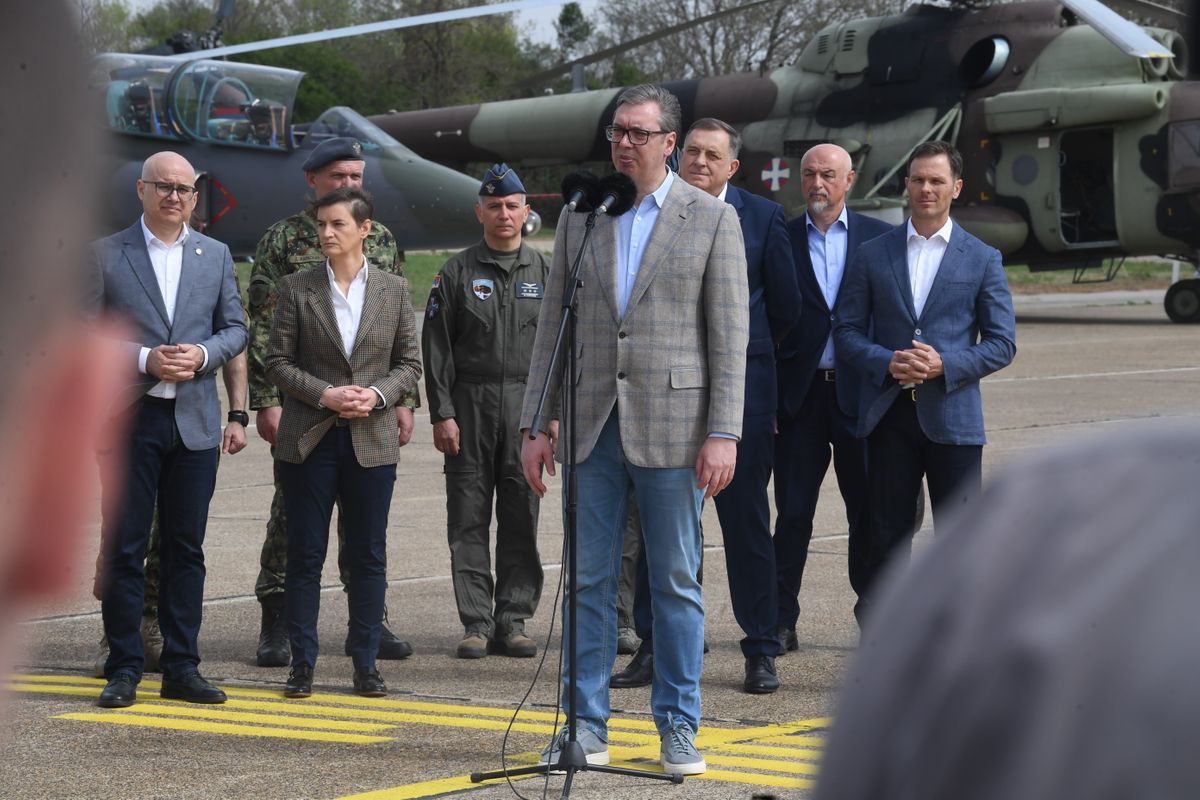 Председник Вучић обишао јединице Ратног ваздухопловства и противваздухопловне одбране