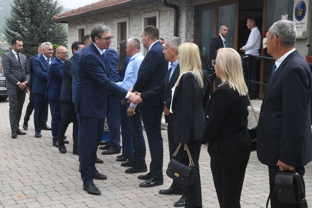 Predsednik Vučić u dvodnevnoj radnoj poseti Bosni i Hercegovini Predsednik Vučić u dvodnevnoj radnoj poseti Bosni i Hercegovini