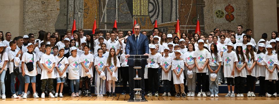 Председник Вучић са децом из Србије, региона и дијаспоре