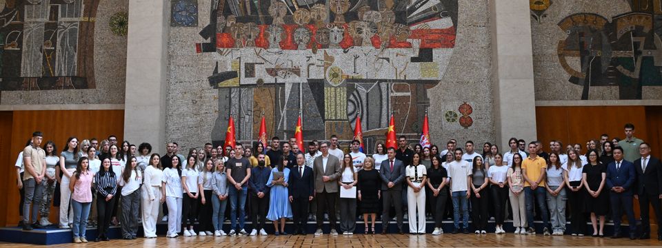 Predsednik Vučić primio srpske studente i srednjoškolce koji putuju u Narodnu Republiku Kinu
