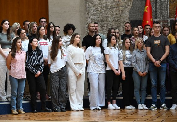 Председник Вучић примио српске студенте и средњошколце који путују у Народну Републику Кину