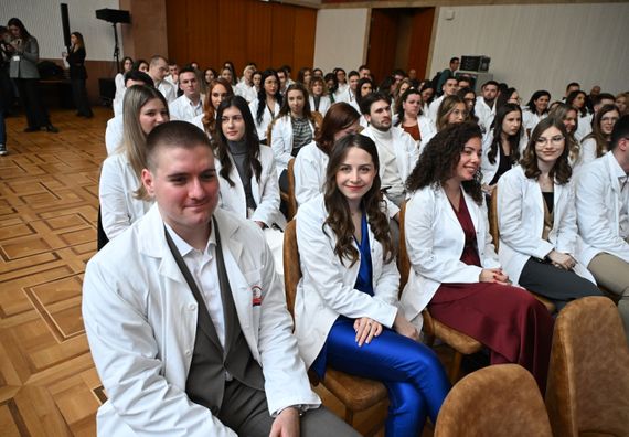 Додела уговора о раду најбољим дипломцима медицинских факултета и средњих медицинских школа у Србији