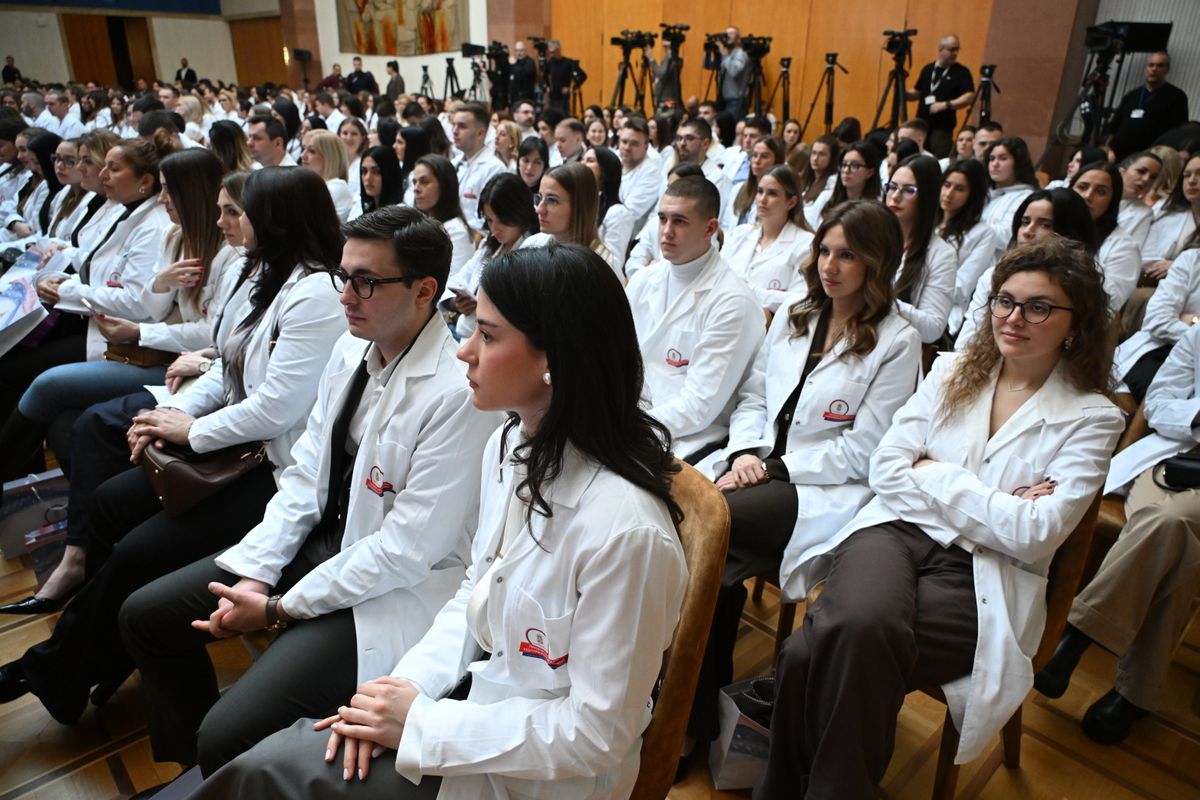 Dodela ugovora o radu najboljim diplomcima medicinskih fakulteta i srednjih medicinskih škola u Srbiji Dodela ugovora o radu najboljim diplomcima medicinskih fakulteta i srednjih medicinskih škola u Srbiji