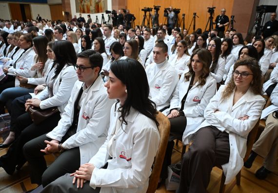 Додела уговора о раду најбољим дипломцима медицинских факултета и средњих медицинских школа у Србији