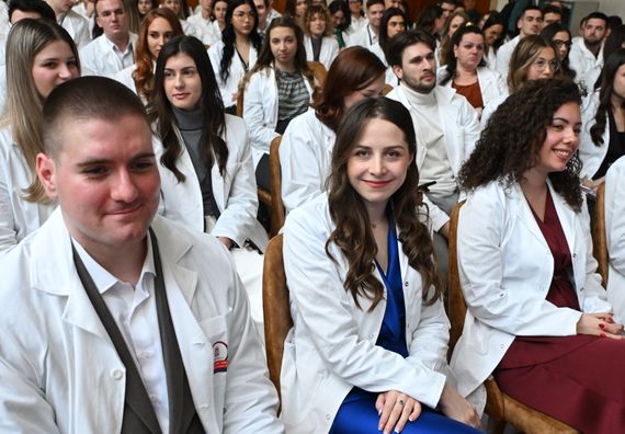 Додела уговора о раду најбољим дипломцима медицинских факултета и средњих медицинских школа у Србији