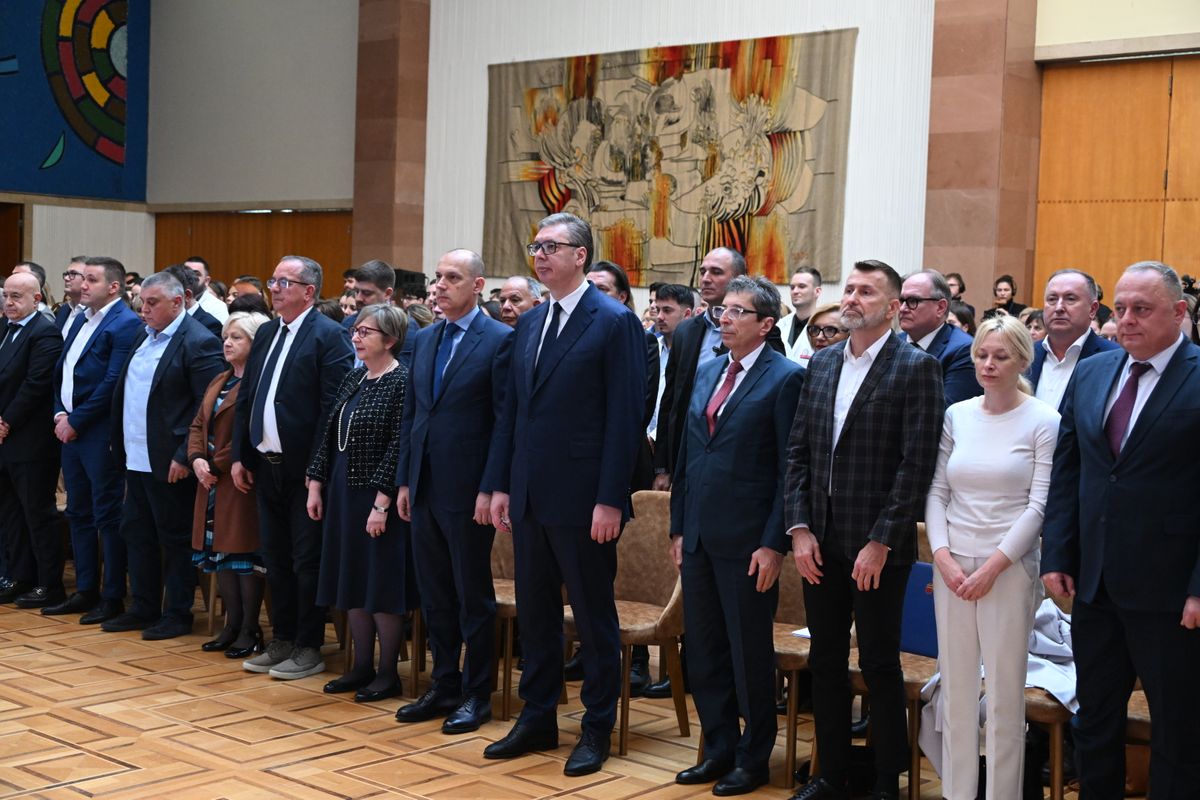 Dodela ugovora o radu najboljim diplomcima medicinskih fakulteta i srednjih medicinskih škola u Srbiji Dodela ugovora o radu najboljim diplomcima medicinskih fakulteta i srednjih medicinskih škola u Srbiji