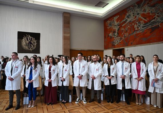 Додела уговора о раду најбољим дипломцима медицинских факултета и средњих медицинских школа у Србији