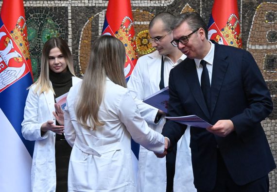 Додела уговора о раду најбољим дипломцима медицинских факултета и средњих медицинских школа у Србији